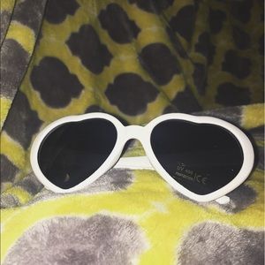 💖WHITE HEART RIMMED SUNGLASSES! 💖